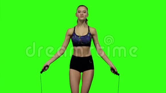 女孩正在用跳绳跳跃慢动作绿色屏幕视频的预览图