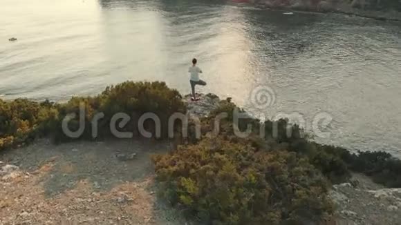 女人在日落时做瑜伽视频的预览图