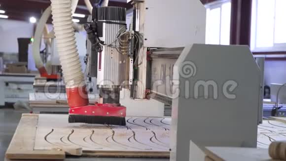 观木工雕机家具厂视频的预览图