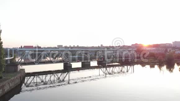 在流经这座城市的河流上的铁路桥视频的预览图