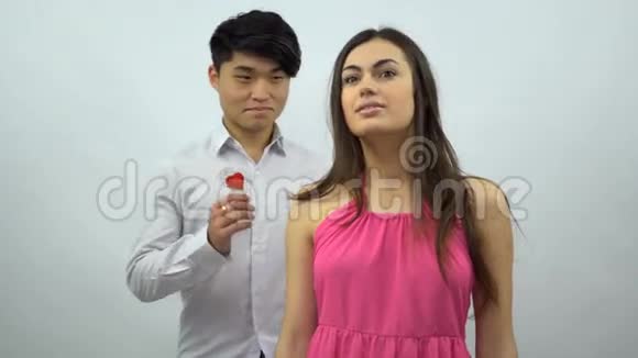 亚洲男孩向白人女孩赠送情人节贺卡视频的预览图