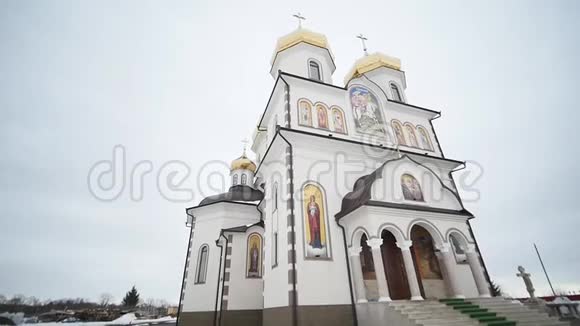 乌克兰新东正教教堂白色墙壁和金色圆顶视频的预览图