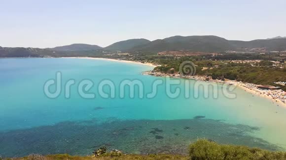 撒丁岛意大利卡拉蒙特特诺海滩从山上俯瞰空中景色视频的预览图