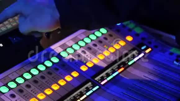 关闭DJ控制面板播放派对音乐的现代播放器在迪斯科俱乐部夜生活和娱乐概念视频的预览图