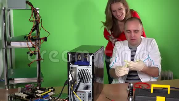 男性电脑医生女性助手听听诊器视频的预览图