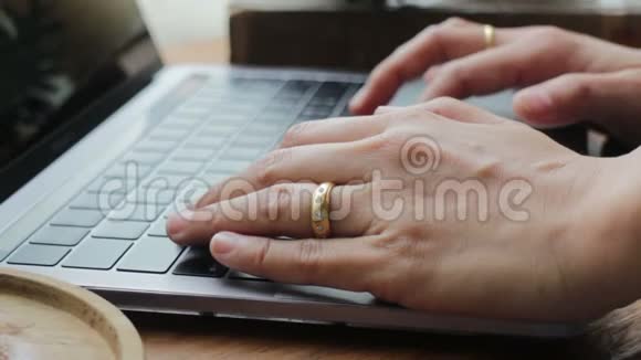 手在笔记本电脑键盘上打字视频的预览图