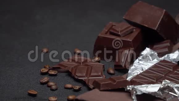 混凝土背景下的黑有机巧克力和咖啡豆视频的预览图