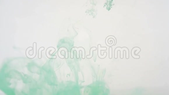 绿色抽象波浪背景墨水在水里高清视频的预览图