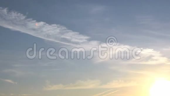 蓝天上空白色蓬松的云朵视频的预览图