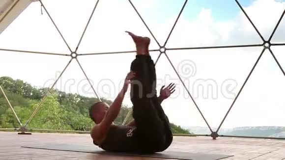 瑜伽老师用双腿站立在肩膀上表演体式视频的预览图