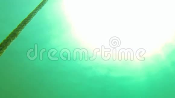 在水下用太阳吹泡泡视频的预览图
