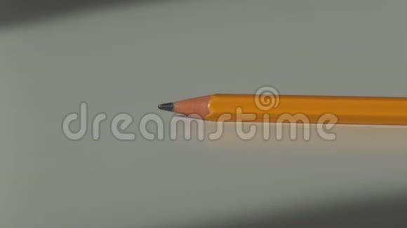 木制铅笔拿着放在办公桌上视频的预览图