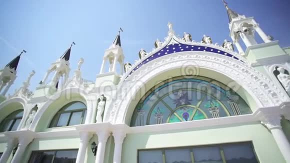 蓝天下的剧院入口录像歌剧院和芭蕾舞剧院主入口的上部视频的预览图