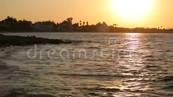 日落时的海面和海边的海堤视频的预览图