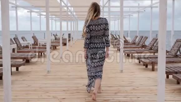 海上女性的奢华生活海上女性的赤足行走少女的放松视频的预览图