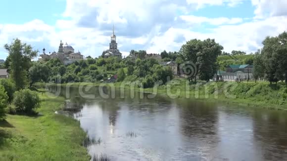 博罗索格列布斯基修道院的景色夏日的云彩俄罗斯特维尔地区托日克视频的预览图