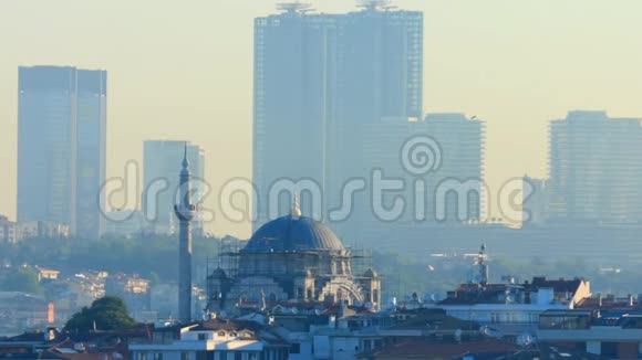 伊斯坦布尔清真寺背景是摩天大楼视频的预览图