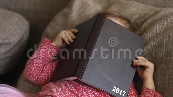 孩子玩和隐藏与书一个日记视频的预览图