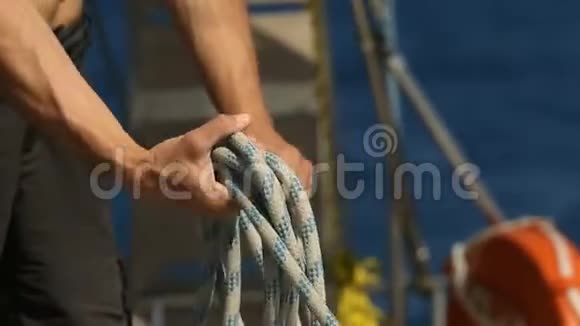 游艇工人在海面上的莫德姆船上拉绳视频的预览图