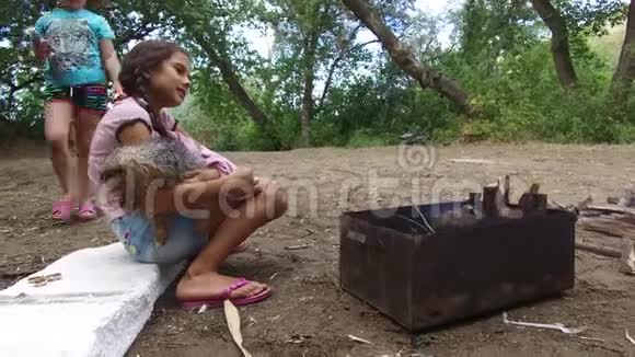 童军烧篝火野餐大自然孩子们在户外童子军和湿狗正在暖和着火视频的预览图