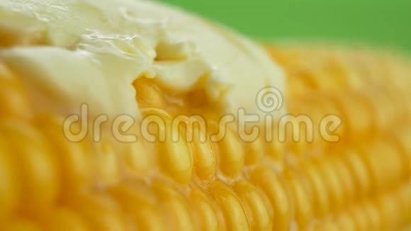 在腐熟的黄色新鲜玉米上融化的新鲜黄油视频的预览图