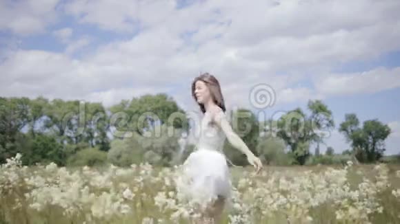 在花丛中跳舞的年轻美女视频的预览图