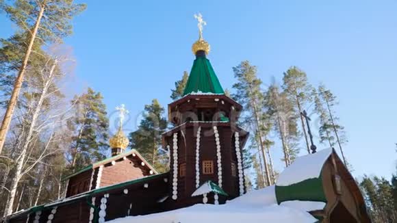 美丽的风景教堂在一个冬天的森林周围是冰冻和覆盖的雪树在寒冷的晴天视频的预览图
