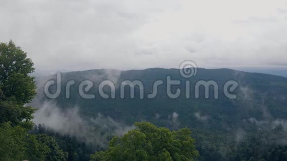 青山景观和雾天山上乌云密布的天空视频的预览图