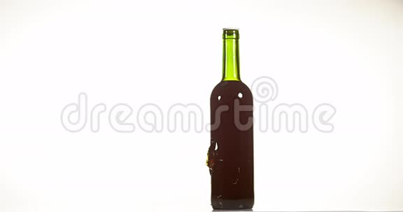 一瓶红酒在白色背景下破碎和爆炸视频的预览图
