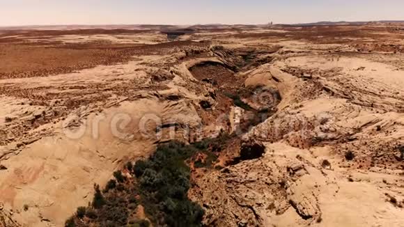 美国犹他州的沙漠风景优美犹他州的自然地质环境从上面看空中看无人机射击视频的预览图