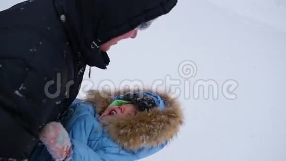 他在冬季公园和宝宝玩扔在雪地里视频的预览图