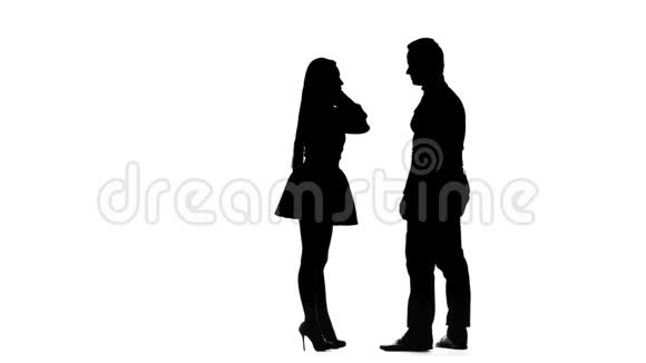 女孩和男人在争吵他们有丑闻剪影白色背景视频的预览图