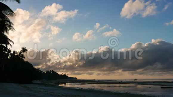 白沙滩上空的云彩视频的预览图