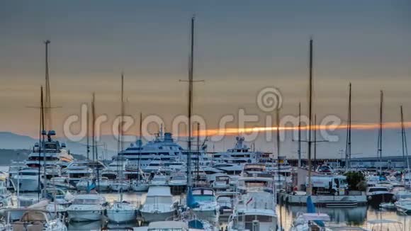美丽的日出在摩纳哥港口的时间流逝视频的预览图