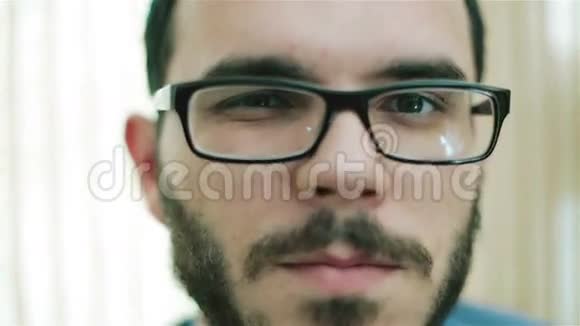 一个戴眼镜的年轻人动了动眉毛视频的预览图