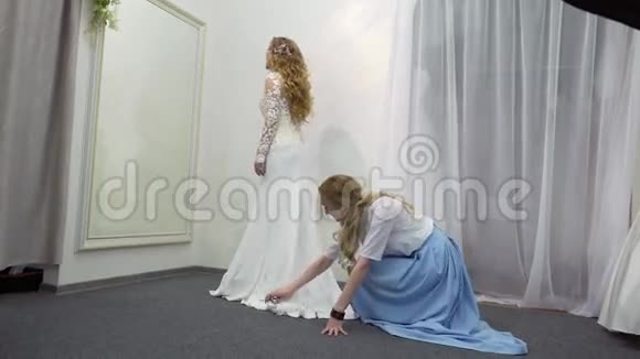 顾问帮助未来的新娘选择婚纱视频的预览图