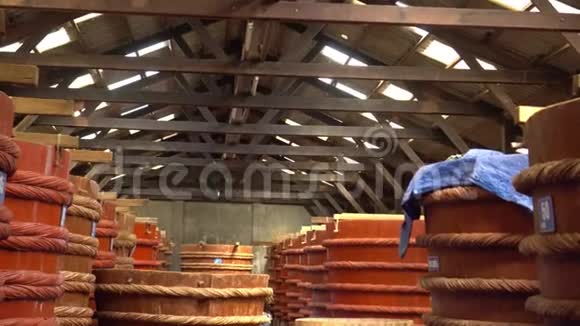 在PhuQuoc岛上的一家鱼酱厂里的木桶鱼酱越南视频的预览图