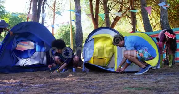 一群朋友准备帐篷4k视频的预览图