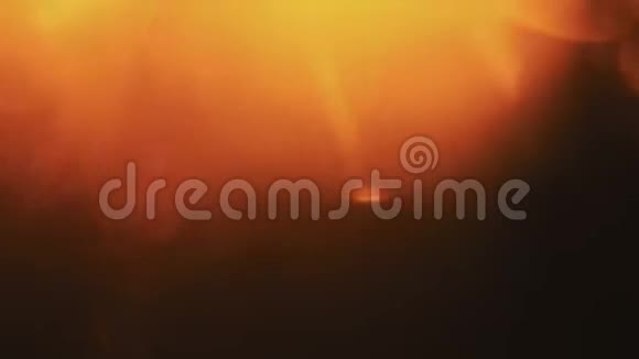 美丽的橙色光线在黑暗的背景上漏出温暖的色调视频的预览图