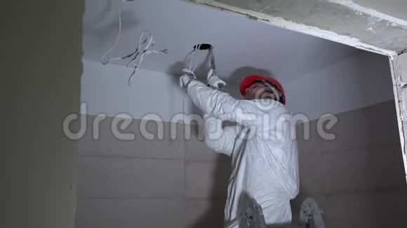 人在天棚石膏板做洞用于电气安装视频的预览图