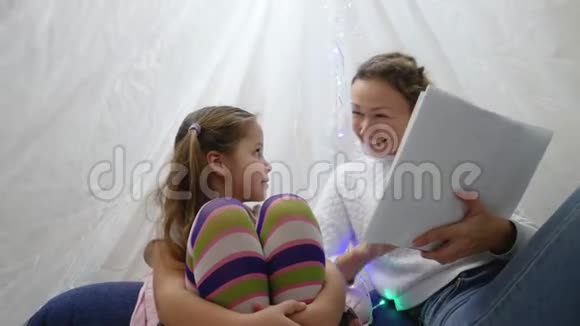 妈妈和女儿在家玩帐篷视频的预览图