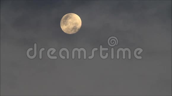 满月伴着黑天的云彩视频的预览图