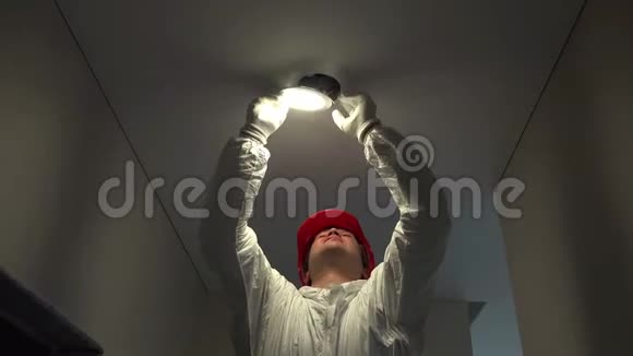 专业电工安装圆形led灯进顶棚孔视频的预览图