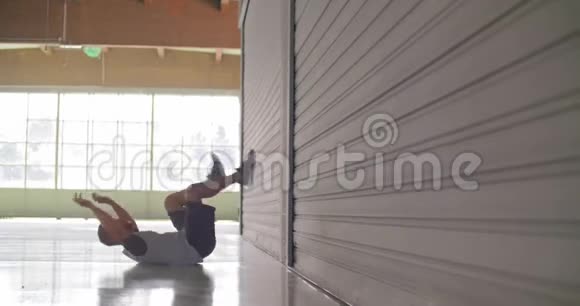 年轻的成年男子在健身运动中热身伸展运动侧视格润格工业城市培训4公里视频的预览图