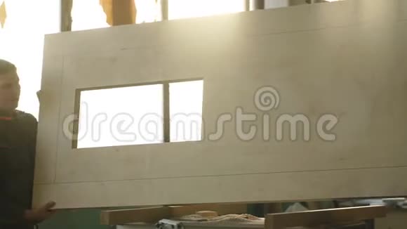 两个木匠是工作室的门视频的预览图