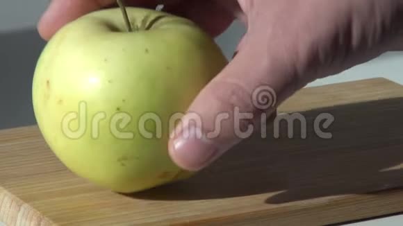 青苹果被放在一块木制的砧板上视频的预览图