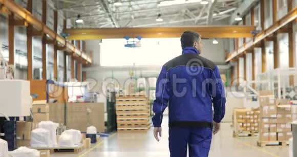 跟踪工厂工人穿过工业设施的镜头视频的预览图