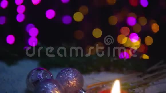 蜡烛燃烧球和有灯光的礼物的镜头移动圣诞节视频的预览图