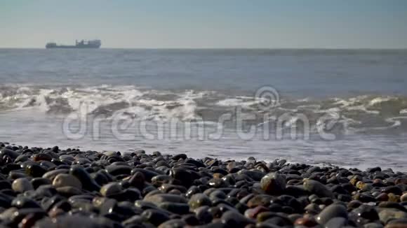 以石质卵石海岸为中心的潮汐视频的预览图