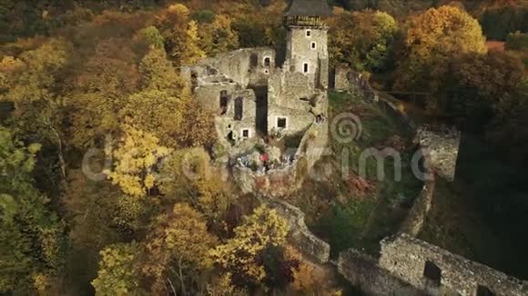 空中拍摄古堡废墟中令人难以置信的秋天视频的预览图